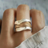 Silberring Mit Goldfarbenem Fadendesign