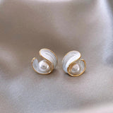 Goldfarbene und Weisse Emaille Stecker Ohrringe