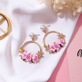 Elegante Goldohrringe mit Blumen