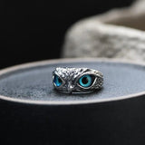 Verstellbarer Silberring Mit Opal Und Glückseulen Design
