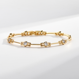 Elegantes Goldfarbenes Armband mit Zirkonias