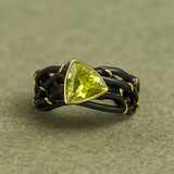 Schwarzer Goldgewebter Ring Mit Grünem Edelstein