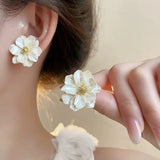 Schicke Weisse Acryl Blumen Steckohrringe