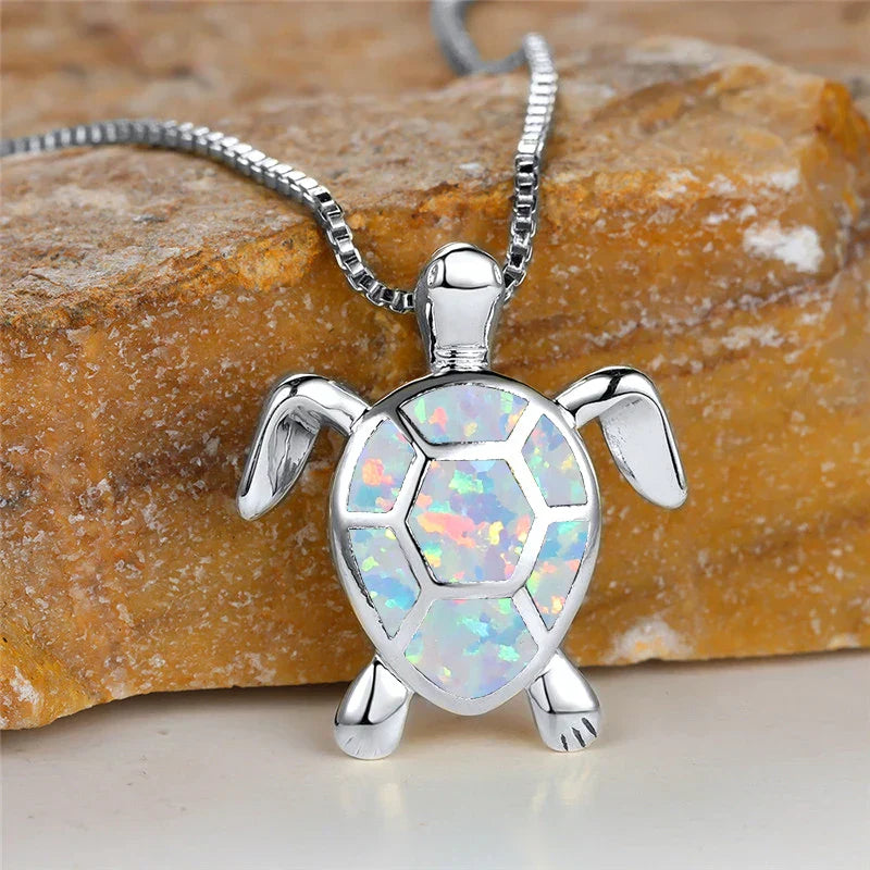 Vintage Goldfarbene Halskette mit Grünem Feueropal Schildkröten Anhänger