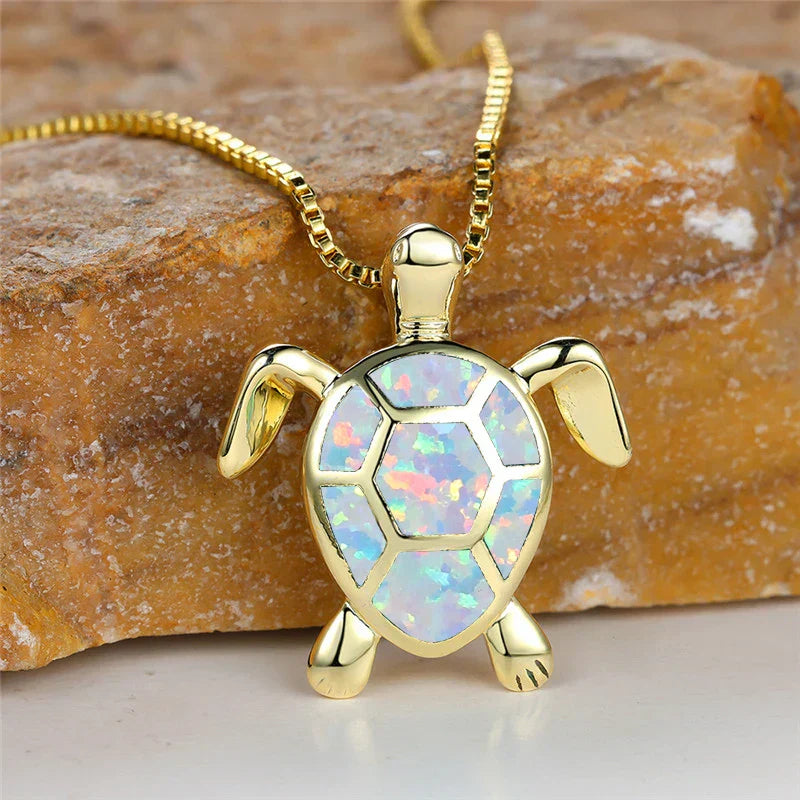 Vintage Goldfarbene Halskette mit Grünem Feueropal Schildkröten Anhänger
