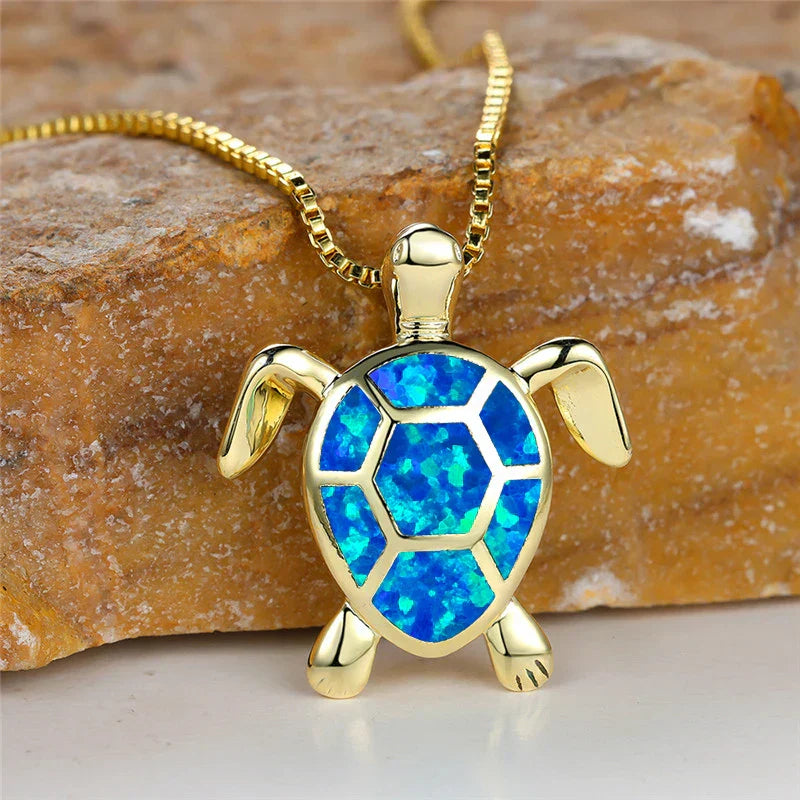 Vintage Goldfarbene Halskette mit Grünem Feueropal Schildkröten Anhänger