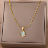 Schicke Goldfarbene Edelstahl Halskette mit Wassertropf Opal Anhänger