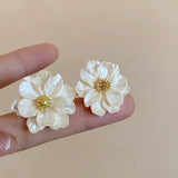 Schicke Weisse Acryl Blumen Steckohrringe