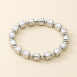 Zeitloses Silberarmband mit kubischen Perlendetails