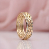 Goldfarbenes Filigranbandring Mit Kristallkanten