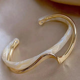 Elegantes Weißopal Goldarmband